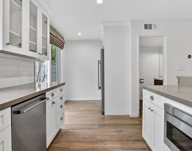 8611 Burton Way - Photo Thumbnail 17