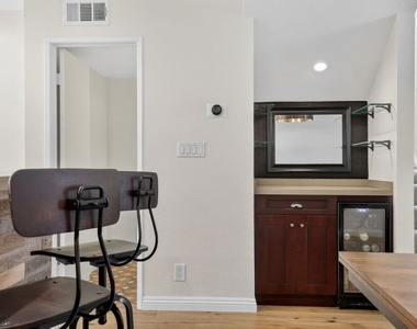 8611 Burton Way - Photo Thumbnail 22