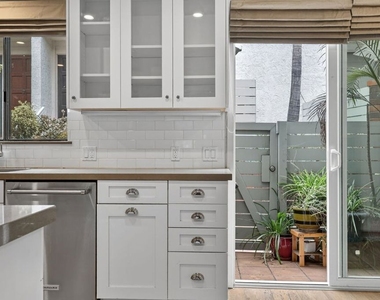 8611 Burton Way - Photo Thumbnail 18