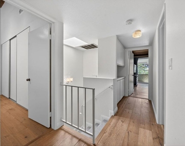 8611 Burton Way - Photo Thumbnail 25