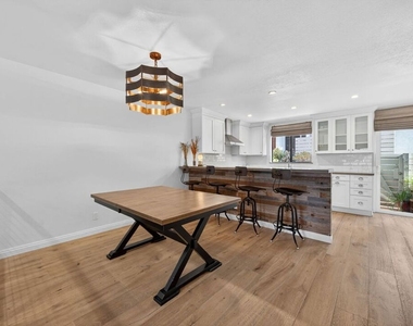 8611 Burton Way - Photo Thumbnail 10
