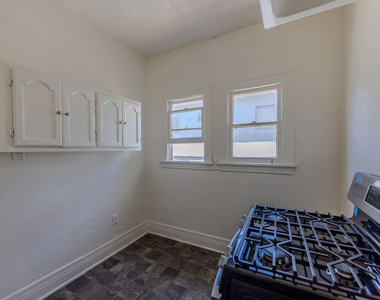 946 S Burlington Avenue - Photo Thumbnail 6