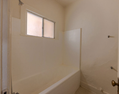 946 S Burlington Avenue - Photo Thumbnail 9