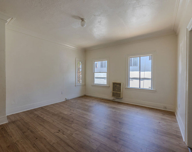 946 S Burlington Avenue - Photo Thumbnail 3