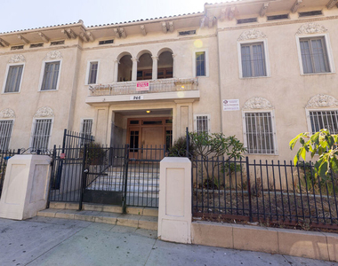 946 S Burlington Avenue - Photo Thumbnail 12