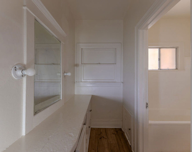 946 S Burlington Avenue - Photo Thumbnail 8