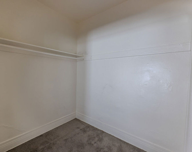 946 S Burlington Avenue - Photo Thumbnail 4