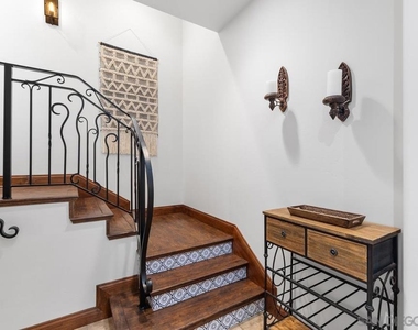 1554 Summit Avenue - Photo Thumbnail 12