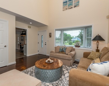 5 Hyler Drive - Photo Thumbnail 2