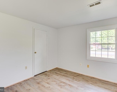 825 Barkley Drive - Photo Thumbnail 14