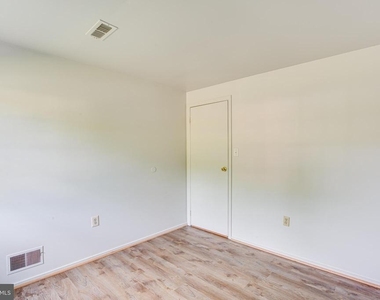 825 Barkley Drive - Photo Thumbnail 15
