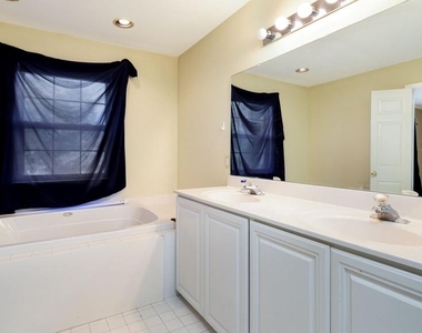 137 Weybridge Drive - Photo Thumbnail 18