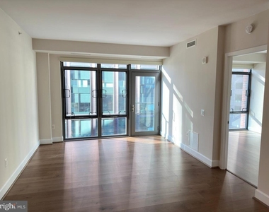 7171 Woodmont Avenue - Photo Thumbnail 2