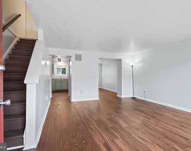 1326 N Stockton Street - Photo Thumbnail 2