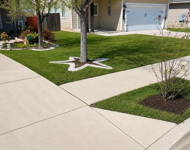 587 Twisted Oaks Ln - Photo Thumbnail 2