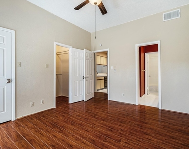807 W 25th St - Photo Thumbnail 14