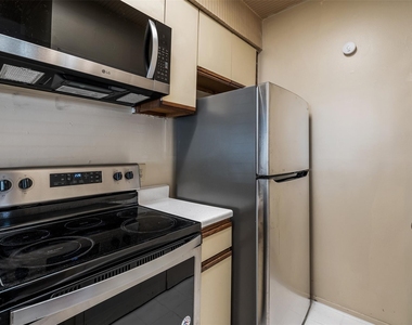 807 W 25th St - Photo Thumbnail 11
