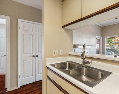 807 W 25th St - Photo Thumbnail 10