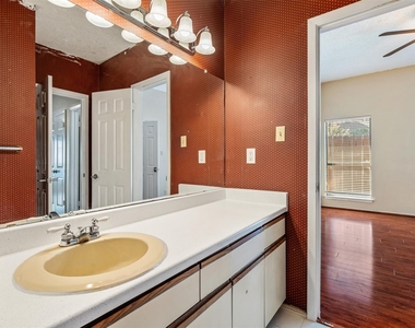 807 W 25th St - Photo Thumbnail 17