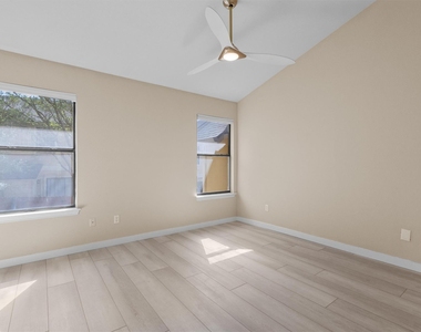 11901 Swearingen Dr - Photo Thumbnail 12