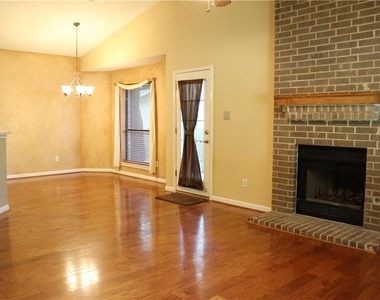 7422 Dallas Dr - Photo Thumbnail 2