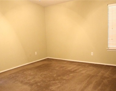 7422 Dallas Dr - Photo Thumbnail 10