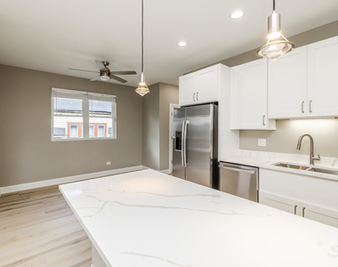 725 N Waller Avenue - Photo Thumbnail 2
