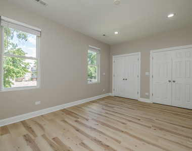 725 N Waller Avenue - Photo Thumbnail 7