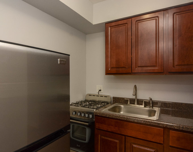 1040 W Hollywood Avenue - Photo Thumbnail 6