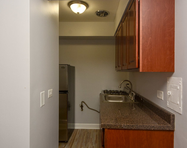 1040 W Hollywood Avenue - Photo Thumbnail 1