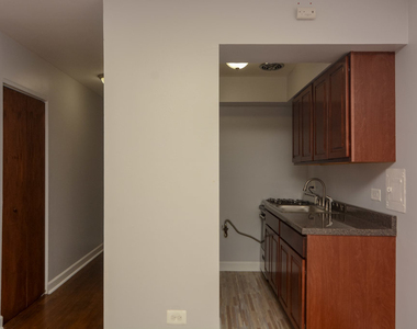 1040 W Hollywood Avenue - Photo Thumbnail 3