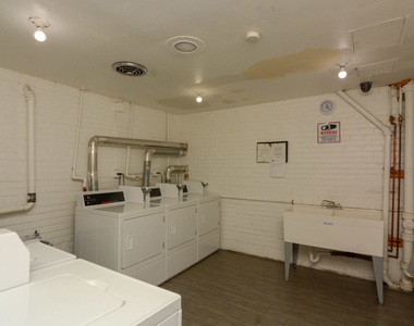 1040 W Hollywood Avenue - Photo Thumbnail 18