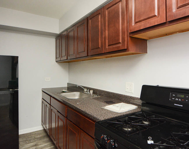 1040 W Hollywood Avenue - Photo Thumbnail 3