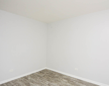 1040 W Hollywood Avenue - Photo Thumbnail 18