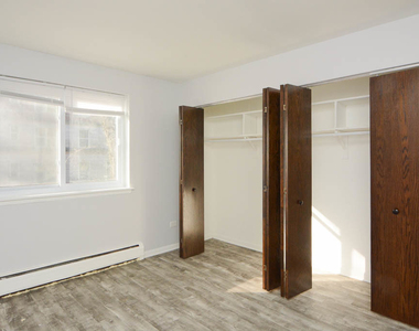 1040 W Hollywood Avenue - Photo Thumbnail 15