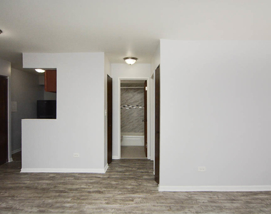 1040 W Hollywood Avenue - Photo Thumbnail 13