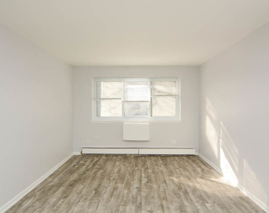 1040 W Hollywood Avenue - Photo Thumbnail 7