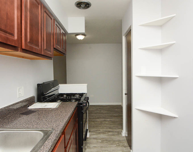 1040 W Hollywood Avenue - Photo Thumbnail 4