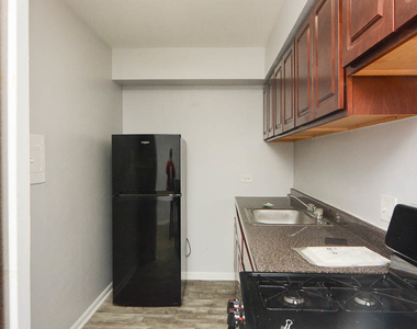1040 W Hollywood Avenue - Photo Thumbnail 2