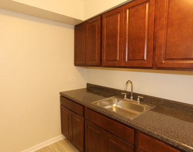 1040 W Hollywood Avenue - Photo Thumbnail 2