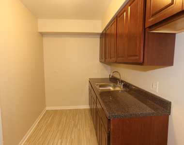1040 W Hollywood Avenue - Photo Thumbnail 3