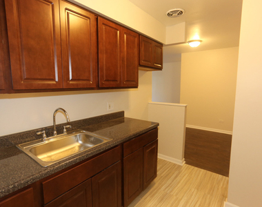 1040 W Hollywood Avenue - Photo Thumbnail 4