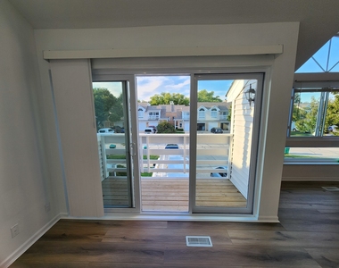 1077 Courtland Drive - Photo Thumbnail 6