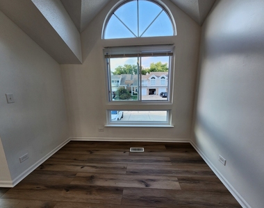 1077 Courtland Drive - Photo Thumbnail 7