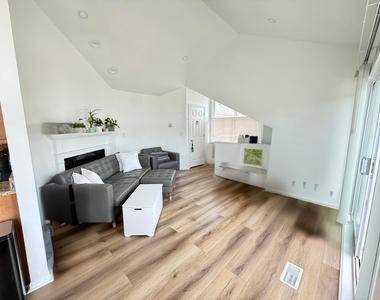 1077 Courtland Drive - Photo Thumbnail 5