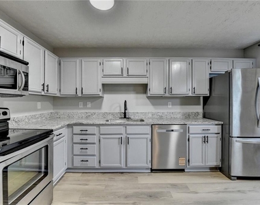 3876 Meadow Creek Drive - Photo Thumbnail 7