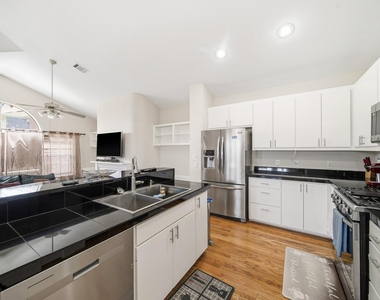 9802 Cynthia Ann Court - Photo Thumbnail 11