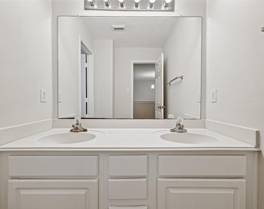 4539 Springfield Lakes Street - Photo Thumbnail 19