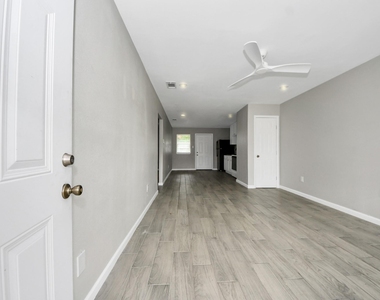 5441 Minden Street - Photo Thumbnail 3