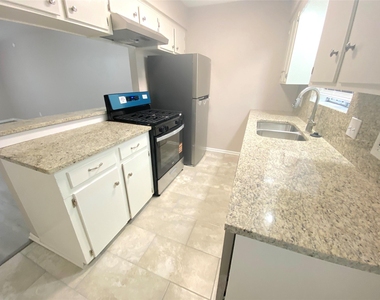 10122 Shadow Wood Drive - Photo Thumbnail 7
